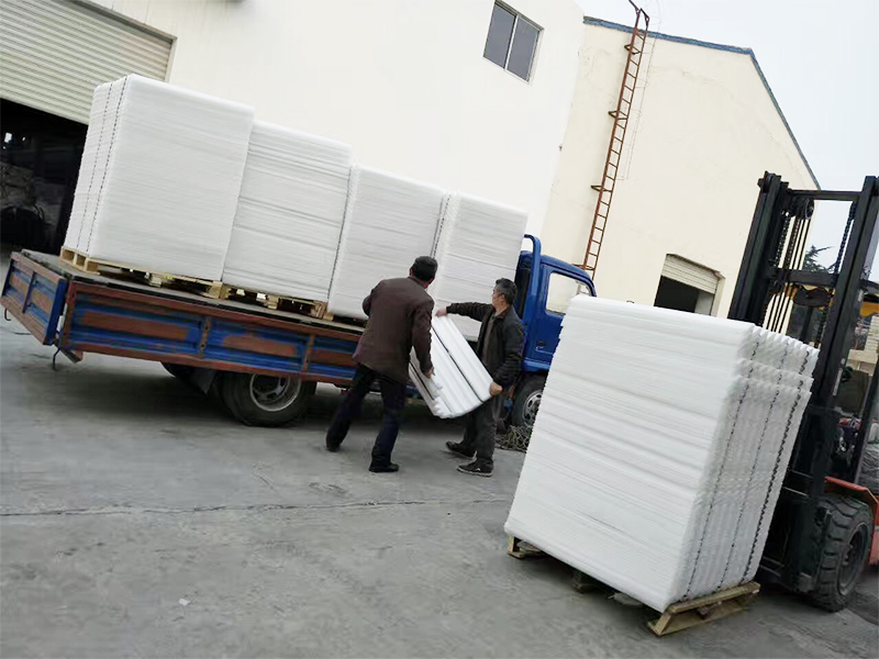 <strong>蜂窩斜管填料裝車(chē)發(fā)往安徽蚌埠</strong>