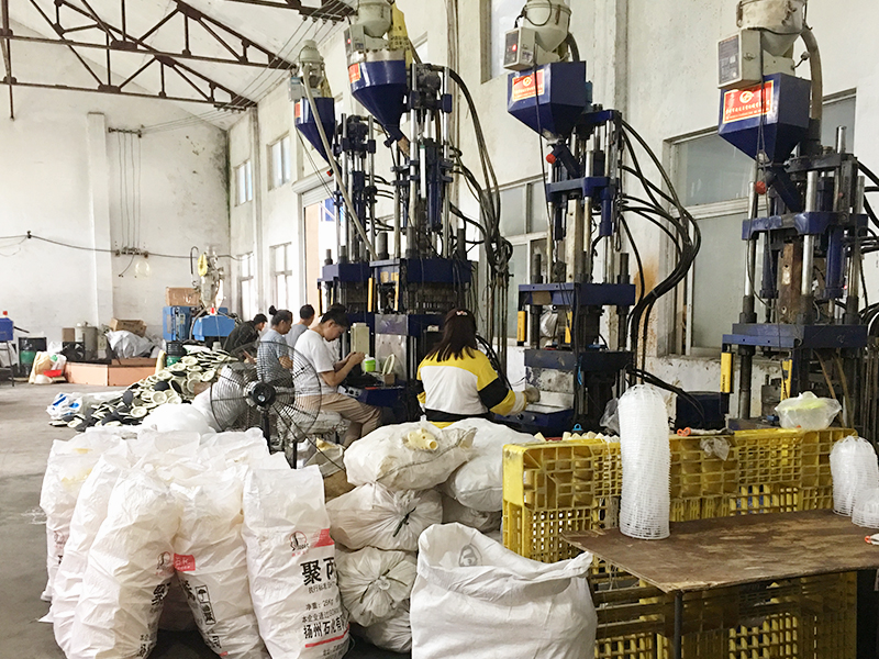 懸浮球生產(chǎn)車(chē)間